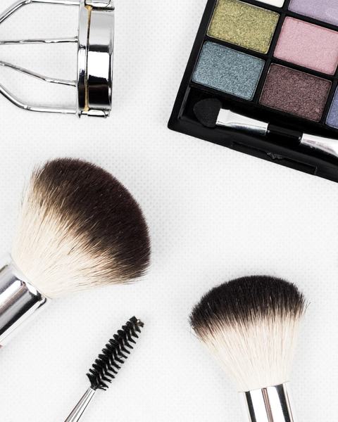 Recourbe-cils, brosse à mascara et palette de fards