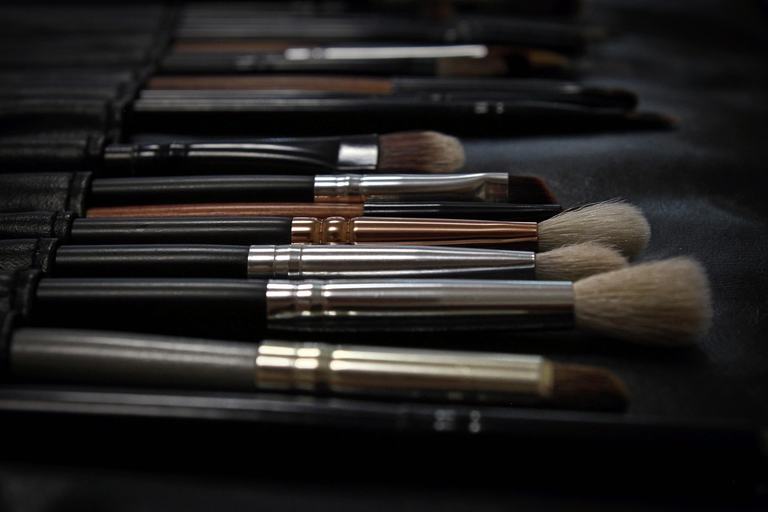 Pinceaux de maquillage professionnels alignés