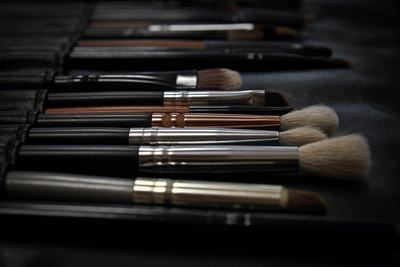 Trousse de pinceaux de maquillage professionnels alignés